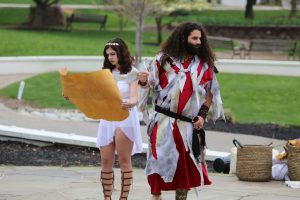 Helen (Judy Tounsi) and Menelaus (Julián Morales) strategize about how to escape the Egyptian king and get back to Sparta.